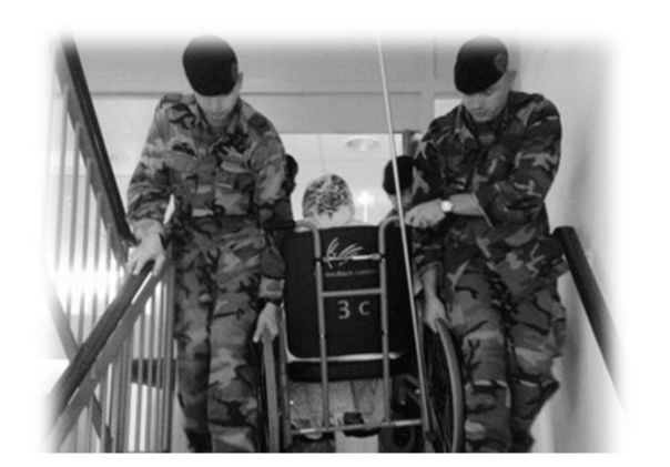 militairen verplaatsen ziekhuispatiënten