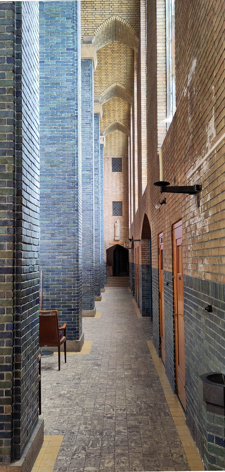 de zuidelijke galerij in de Augustinuskerk